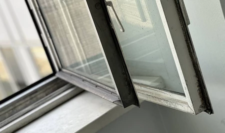 В Москве школьница выпала из окна 10-го этажа