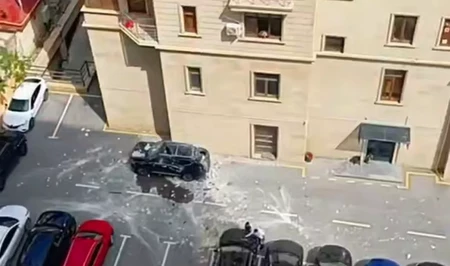 В центре Баку облицовка здания обрушилась на припаркованные автомобили