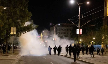 Погром в Нови-Саде: протестующие разгромили офис правящей партии Сербии