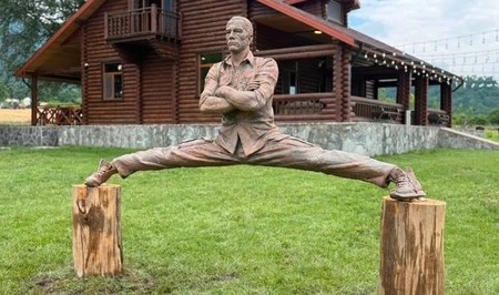 В Габале памятник Жан-Клоду Ван Дамму вернули на прежнее место