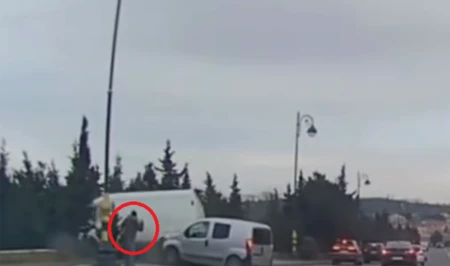 Авария в Баку: пешеход в последний миг ушёл от удара