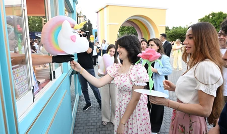 Лейла Алиева и Арзу Алиева посетили летний фестиваль CandyFest и посмотрели шоу цирка на воде