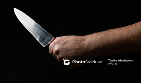 В Гёйчае мужчина ударил ножом возлюбленную в кафе из-за ревности
