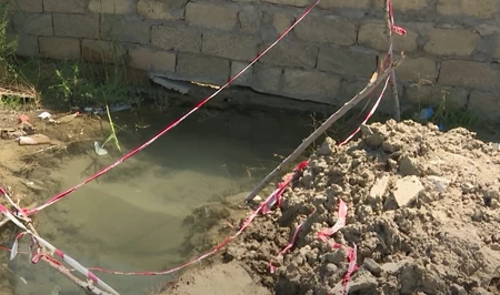 В Бинагади уже 22 дня течёт питьевая вода из прорванной трубы