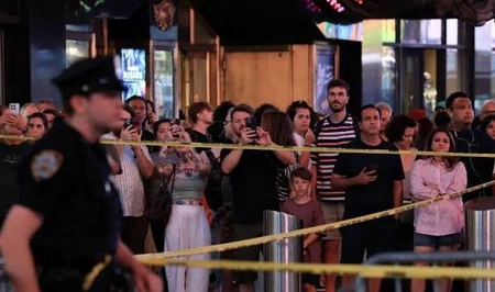 Женщина с двумя ножами напала на людей у метро в США