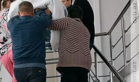 Тревожные кадры из больницы Гянджи: из-за поломки лифта пациентов поднимают по лестнице