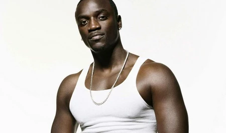 Охранник из Сочи требует 10 миллионов рублей с рэпера Akon за «катание» на себе