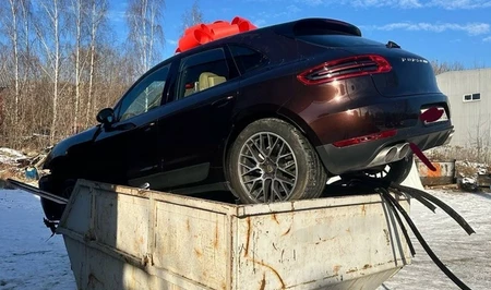 В России мужчина выбросил подаренный жене Porsche на мусорку