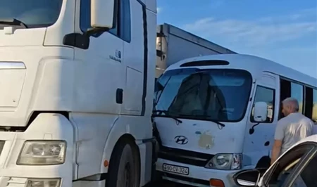 Жесткое столкновение в Баку: грузовик MAN протаранил микроавтобус