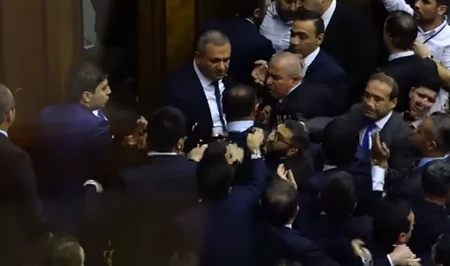 В парламенте Армении произошла драка между депутатами правящей партии и оппозиции