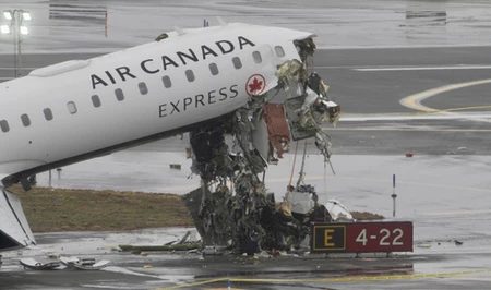 Чудо в авиакатастрофе: стюардесса Air Canada выжила после того, как ее выбросило из самолета