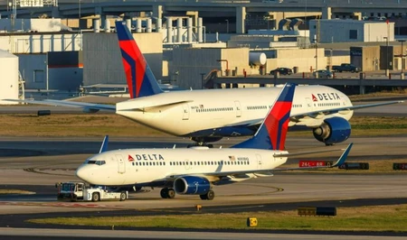 Самолет Delta Air Lines задел другой лайнер в аэропорту США
