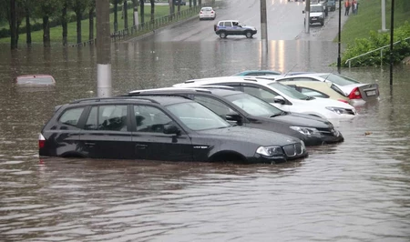 Автомобиль оказался под водой после дождя: что покрывает страховка в Азербайджане?
