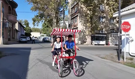 В Гёйчае 12-летний мальчик возит двоюродных сестер-близняшек в школу на необычном велосипеде