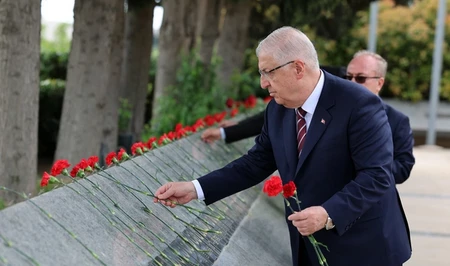 Яшар Гюлер посетил Аллею шехидов и Парк Победы