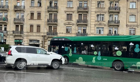 Дождь стал причиной столкновения внедорожника с пассажирским автобусом в Баку