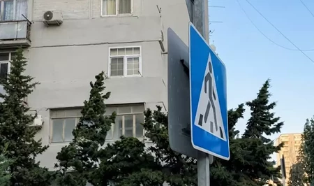 В Баку после жалоб жителей восстановили поврежденный дорожный знак