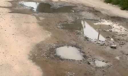 В поселке Сарай улица стала непроходимой после дождя