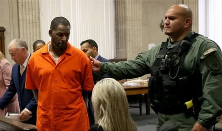 R&B-исполнитель R. Kelly попросил Трампа смягчить ему наказание