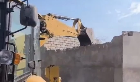 В бакинском поселке снесена незаконная постройка
