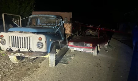 В Губинском районе ВАЗ врезался в припаркованный грузовик: трое пострадавших