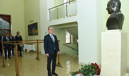 Глава МИД Азербайджана посетил посольство страны в Киеве