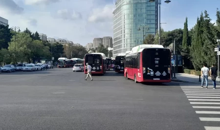 Пешеходы и автобусы на одной дороге: опасная ситуация в центре Баку