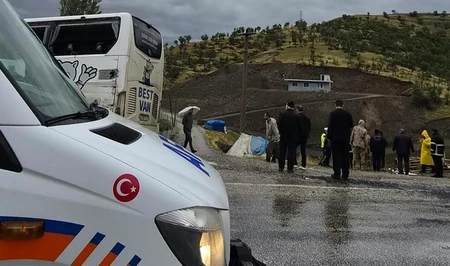 Автобус протаранил крышу жилого дома в Турции: один человек погиб, 14 пострадали
