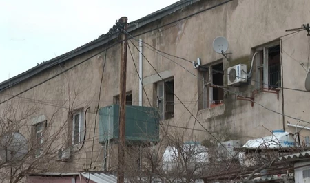 Жители аварийного дома в бакинском районе требуют ремонта кровли