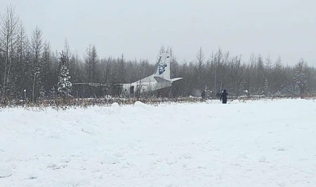 В России самолет Ан-26 выехал за пределы взлетно-посадочной полосы и въехал в кусты