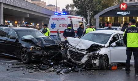 У метро «Ахмедлы» в Баку столкнулись два автомобиля: один человек погиб