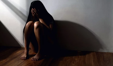 В Баку 12-летняя школьница выпрыгнула со второго этажа школы: сообщается о попытке насилия