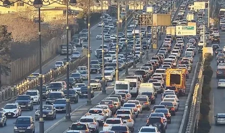 На дорогах столицы затруднено движение транспорта