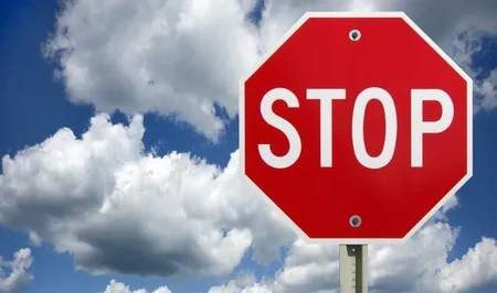 В Азербайджане предложили заменить слово STOP на дорожных знаках
