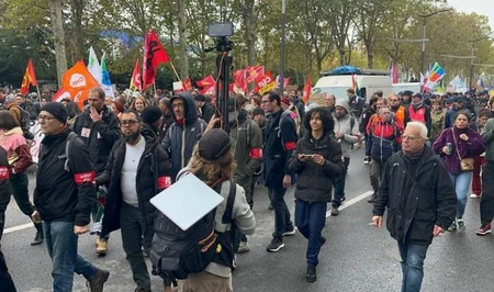 Массовая демонстрация против роста цен и снижения покупательной способности проходит в Париже