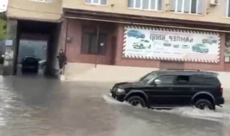 Махачкала уходит под воду: улицы превратились в реки после ночного ливня