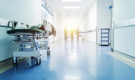 В Баку ребенок погиб от удушья, застряв в металлических решетках