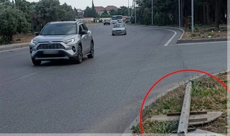 В Баку упал дорожный знак, создав проблемы для водителей