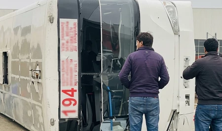 В Баку у ТЦ «Садарак» перевернулся пассажирский автобус: есть пострадавшие