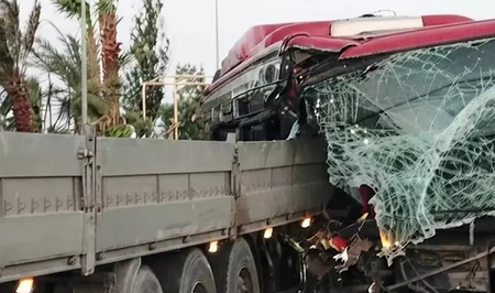 В Баку автобус врезался в припаркованный грузовик