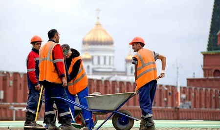 Новый закон в России: мигрантов обяжут покинуть страну при невыполнении финансовых требований