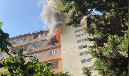 Сильный пожар произошел в жилом доме в Баку