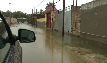 Мардакян уходит под воду: жители бакинского поселка вынуждены покидать свои дома из-за подтоплений