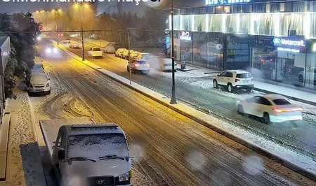 На улицах Баку из-за снегопада затруднено движение транспорта