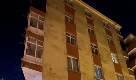 В Стамбуле обрушилась часть здания, жильцы покинули дом