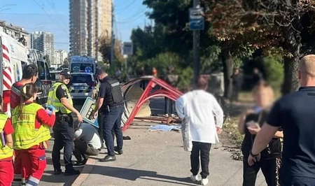 Автомобиль влетел в людей на остановке в Киеве: есть погибшие и пострадавшие