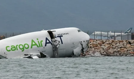 В Гонконге грузовой Boeing 747 выкатился в море, есть погибшие