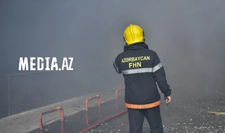 В Бакинском поселке загорелся автосервис