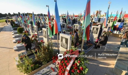 Представители общественности посещают Военное мемориальное кладбище в День памяти