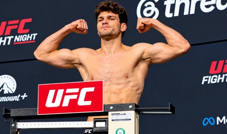 Азербайджанского бойца дисквалифицировали в финале UFC за запрещённый удар